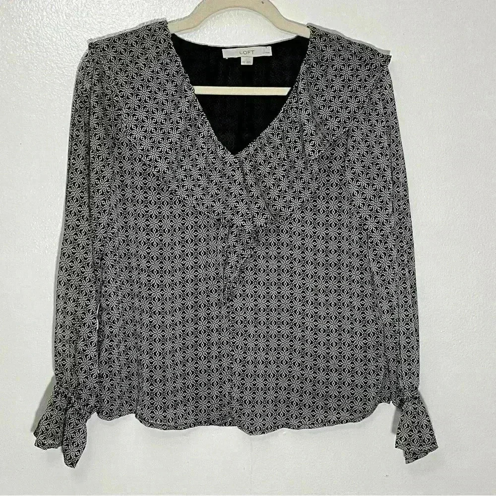 LOFT Petite Ruffled V-neck top | size XXSP